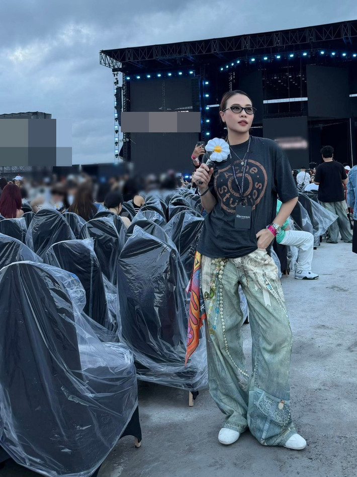 "Giữa tiếng nhạc và đám đông… vẫn mang theo một “bông hoa”, nữ ca sĩ viết trên trang cá nhân. Ảnh: FB Đàm Thu Trang.