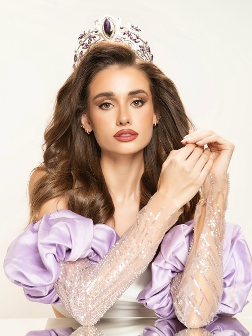 Người đẹp 27 tuổi đã tốt nghiệp đại học loại xuất sắc ngành Kỹ thuật Thương mại.Ảnh: Instagram Camila Roca.