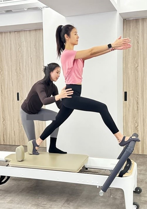 Trong quá trình tập luyện, Lâm Tâm Như có huấn luyện viên cá nhân hỗ trợ để đảm bảo các động tác đúng kỹ thuật, phù hợp với thể trạng. Ảnh: FB Lâm Tâm Như.