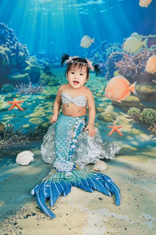 Tròn 1 tuổi, bé Kỳ Kỳ được bố mẹ cho đi chụp bộ ảnh nghệ thuật hóa nàng tiên cá. Ảnh: FB Kỳ Kỳ.
