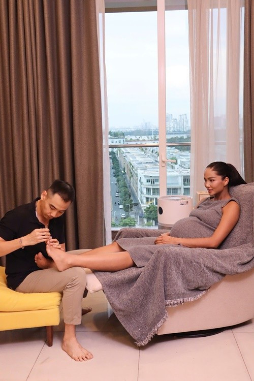 Tuấn Khôi không ít lần ghi điểm trước khi vướng ồn ào. Nam nhiếp ảnh gia được khen ngợi khi luôn ân cần chăm sóc H'hen Niê. Ảnh: FB H'hen Niê.