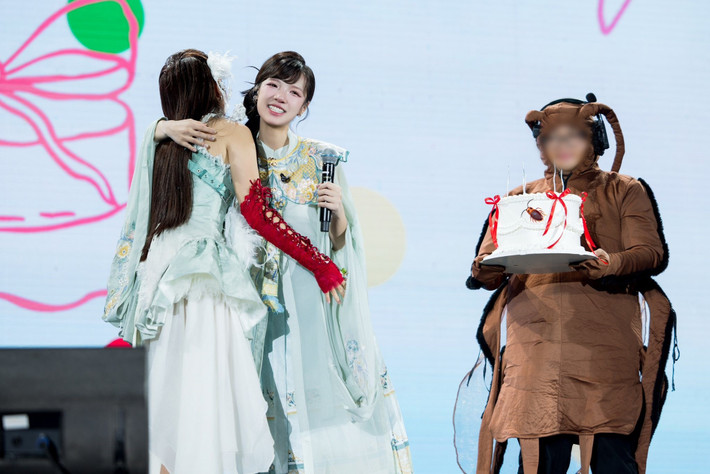 Khả Lâu còn tâm sự, việc gặp Phương Mỹ Chi ở cuộc thi âm nhạc Sing! Asia 2025 là duyên phận. Ảnh: FB Phương Mỹ Chi.