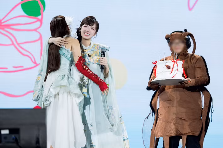 Khả Lâu còn tâm sự, việc gặp Phương Mỹ Chi ở cuộc thi âm nhạc Sing! Asia 2025 là duyên phận. Ảnh: FB Phương Mỹ Chi.