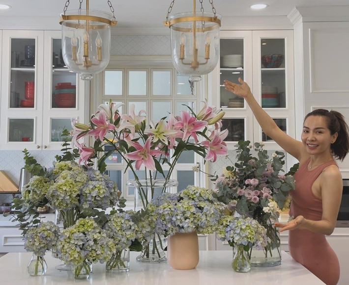 Theo Vietnamnet, vào tháng 5/2025, vợ chồng Hoàng Bách cho biết, cả hai quyết định rời penthouse 300m2 trung tâm TP HCM để chuyển về nhà vườn vùng ven sau 25 năm ở cao tầng. Ảnh: FB Thanh Thảo.