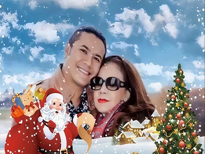 Hình ảnh cuối cùng nam ca sĩ đăng trên trang cá nhân là tấm ảnh mỉm cười bên mẹ trong dịp Giáng sinh 2025. Ảnh: Vietnamnet.
