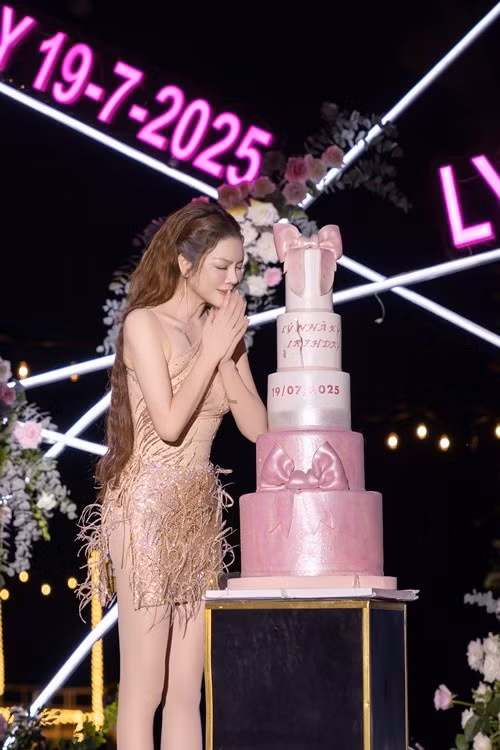 Trong buổi tiệc, Lý Nhã Kỳ liên tục thay 5 chiếc đầm được thiết kế riêng bởi hai nhà thiết kế Đỗ Long và Phùng Minh Long. Ảnh: Luke Nguyễn.