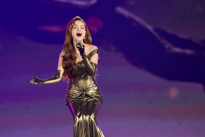 Hoạt động trong nhóm H.A.T nhiều năm trước, Phạm Quỳnh Anh là nữ ca sĩ thần tượng. Khi hoạt động solo, cô tiếp tục gây ấn tượng. Tên tuổi của Phạm Quỳnh Anh gắn liền với các ca khúc: Bụi bay vào mắt, Tình yêu cao thượng, Hạnh phúc một quân cờ, Chung tình, Người dưng ngược lối, Không thở được, Điều tự nhiên nhất, Người đứng sau hạnh phúc...