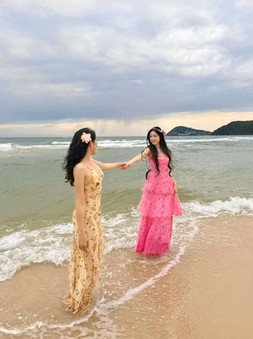 Trên trang cá nhân, doanh nhân Dạ Thảo (trái), vợ Quyền Linh, gửi lời chúc mừng đến con gái đầu lòng Lọ Lem (Mai Thảo Linh). “Lọ Lem vẫn nhẹ nhàng, tình cảm như vậy. Càng lớn, con càng vững vàng hơn. Nhìn con lúc nào cũng cố gắng, mẹ vừa yên tâm vừa thương con nhiều hơn. Chúc con tuổi mới mạnh khỏe, bình an nha”, nữ doanh nhân viết. Ảnh: FB Dạ Thảo.