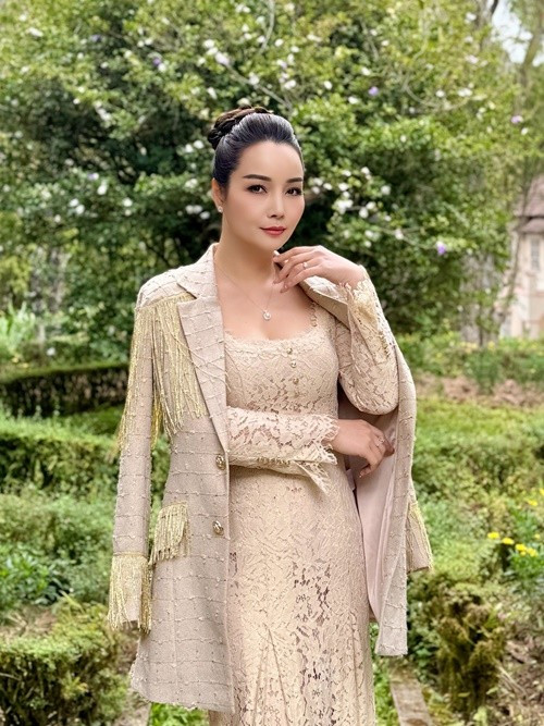 Trong Mặt trời lạnh, diễn viên Mai Thu Huyền vào vai bà Thúy - chủ tịch tập đoàn bất động sản nổi tiếng, có vẻ ngoài xinh đẹp. Tuy nhiên phía sau sự khéo léo đó là những toan tính làm giàu. Bà có tài thăm dò cảm xúc của người khác và luôn quyết liệt khi cần thiết. Mối bận tâm lớn nhất trong cuộc sống của bà là cậu con trai Tuấn Trần (Vũ Tuấn Việt đóng). Ảnh: FB Mai Thu Huyền.