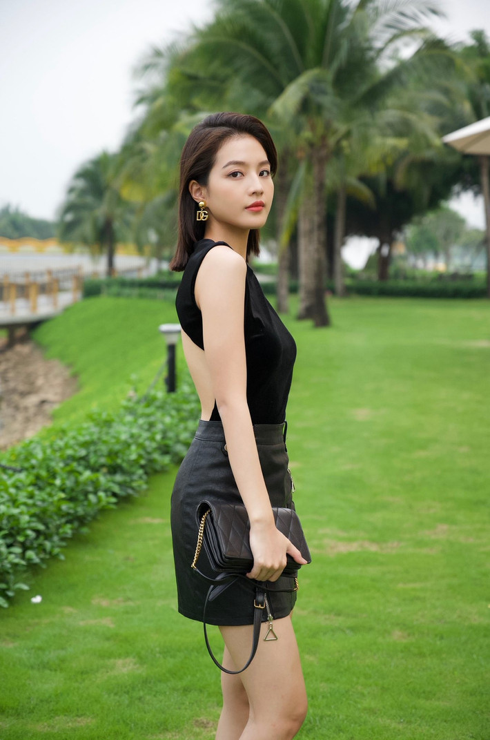 Bích Ngọc thi thoảng đổi phong cách. Cô ăn mặc cá tính, gợi cảm hơn.