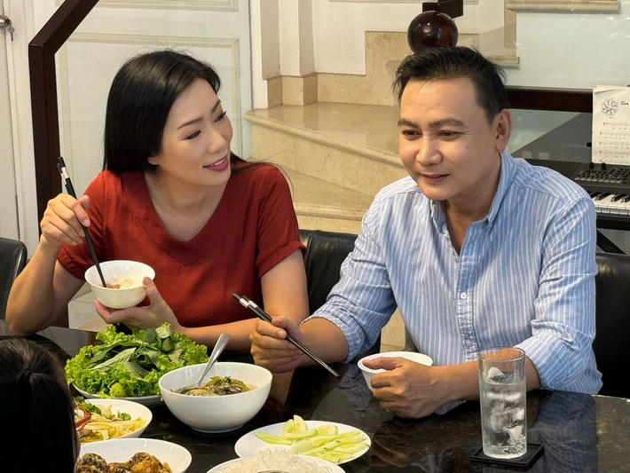 "Anh ấy không làm gì để tôi ghen. Tôi không có cơ hội để ghen suốt mấy chục năm sống chung. Đôi khi tôi chỉ giả bộ thôi, ví dụ như giả vờ nhắc "sao coi phim gì toàn gái đẹp vậy". Tôi cố tình giả bộ thôi chứ tôi cũng biết đàn ông mà, đó là quyền riêng tư của người ta", nữ diễn viên cho biết.