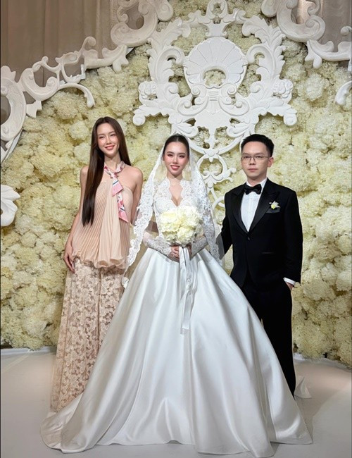 Đến dự đám cưới Á hậu Tâm Như, Hoa hậu Ngọc Ngọc nhắn nhủ đàn chị: "Chúc mừng cô dâu xinh đẹp ngày hôm nay. Mãi hạnh phúc nha chị yêu Tâm Như của em". Ảnh: FB Bảo Ngọc.