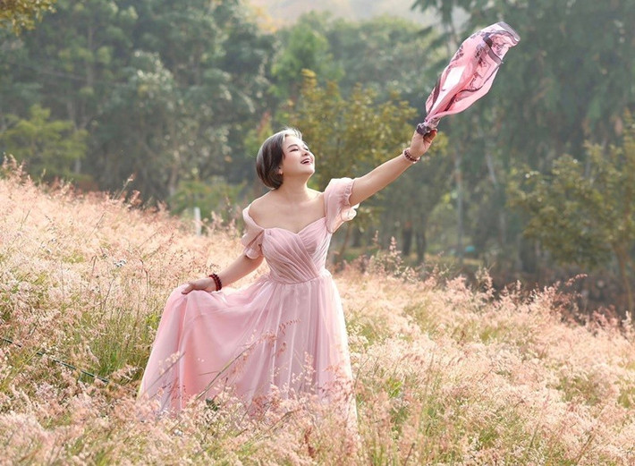 Thu Quế sống giản dị. “Tôi có ô tô nhưng thích đi xe điện để đi chợ, đi thăm mẹ…Tôi quen lối sống giản dị từ khi còn là người lính, tay chân không sơn móng, tóc buộc gọn, chỉ cần gọn gàng là đủ”, cô nói.