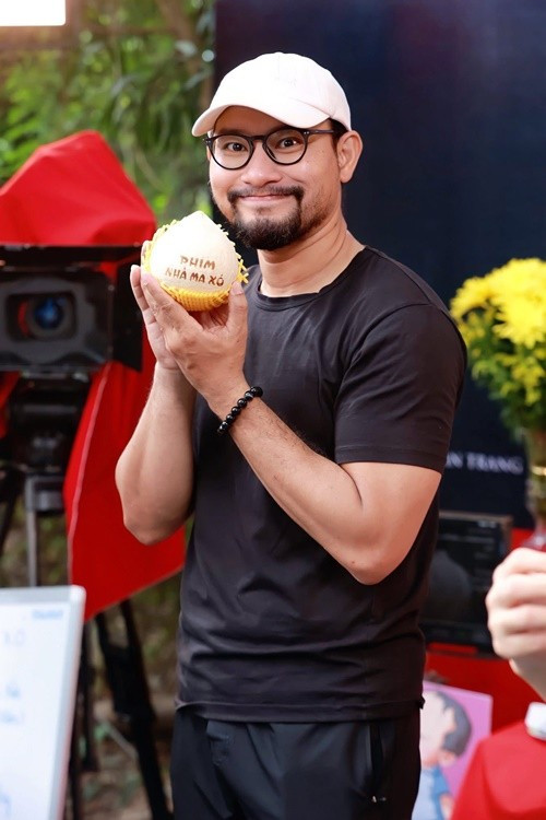 Huỳnh Đông không hoạt động nghệ thuật ở Canada. Vào năm 2024, nam diễn viên từng về Việt Nam đóng phim sau đó trở lại Canada. Tháng 6/2025, Huỳnh Đông chia sẻ hình ảnh lễ khai máy một bộ phim mới ở Việt Nam. Ảnh: FB Huỳnh Đông.