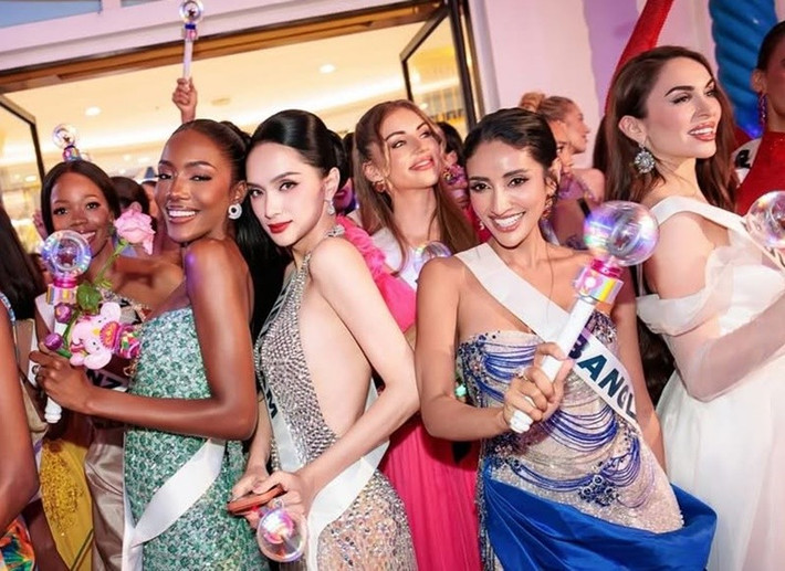 Diện đầm lấp lánh, đính kết đá, với chi tiết hở lưng táo bạo, Hương Giang thu hút sự chú ý của người đối diện. Ảnh: Galaxy Queen.