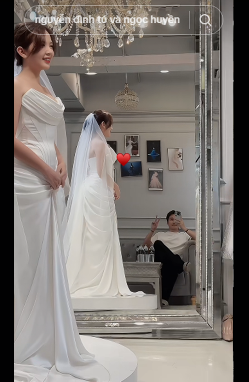 Trước đó, Đình Tú đăng tải khoảnh khắc ngắm Ngọc Huyền đi thử váy cưới. Ảnh: FB Đình Tú.
