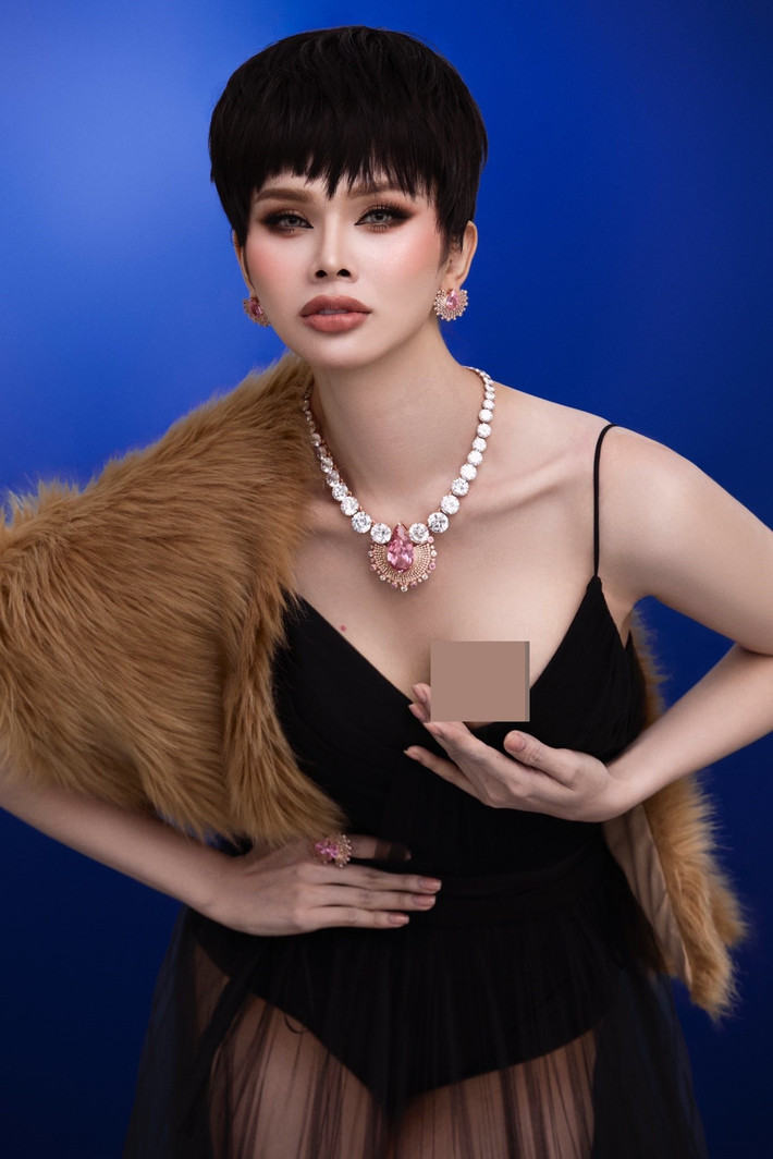 Trước câu hỏi từng phẫu thuật thẩm mỹ hay chỉnh xương hay không vì dáng rất thon gọn, không bị thô, Hà Tâm Như cho biết, từ thô và xấu, vóc dáng của cô được như hiện tại nhờ tập luyện. Ảnh: FB Hà Tâm Như.