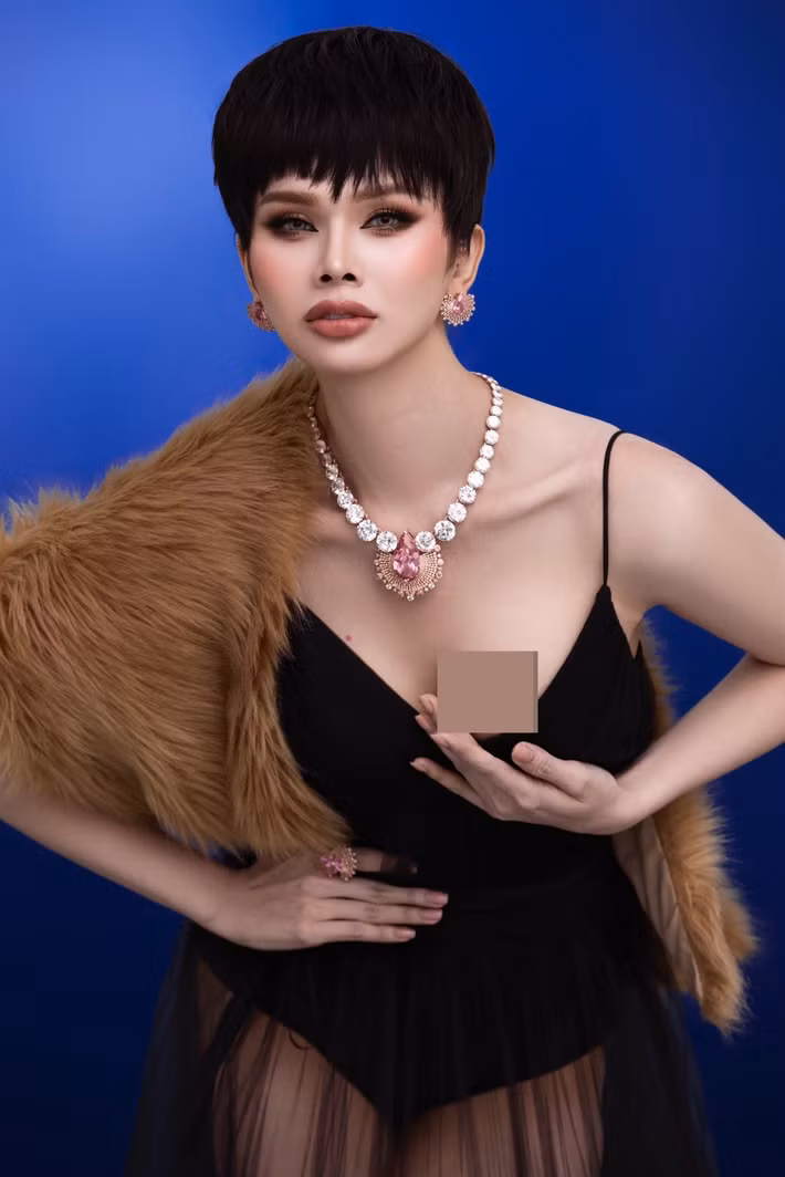 Trước câu hỏi từng phẫu thuật thẩm mỹ hay chỉnh xương hay không vì dáng rất thon gọn, không bị thô, Hà Tâm Như cho biết, từ thô và xấu, vóc dáng của cô được như hiện tại nhờ tập luyện. Ảnh: FB Hà Tâm Như.