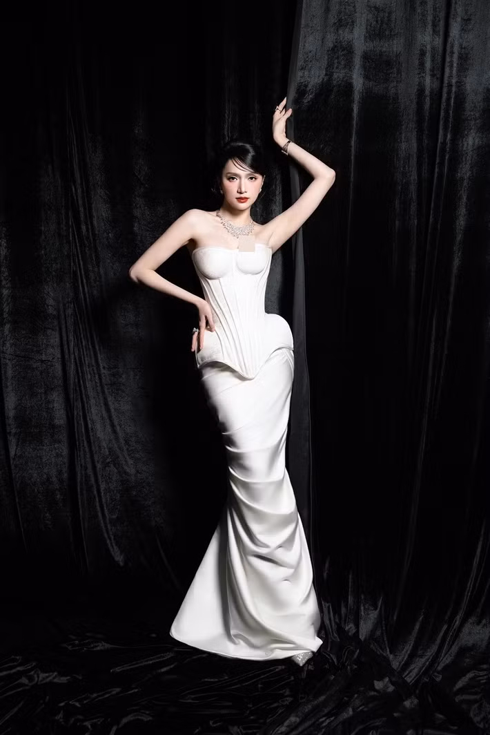 Trước Hương Giang, nhiều thí sinh được xác nhận sẽ tham dự Miss Grand International All Stars 2026, gồm Qatrisha Zairyah (Singapore), Fuschia Anne Ravena (Philippines), Melisha Lin (Malaysia), Tharina Botes (Thái Lan).