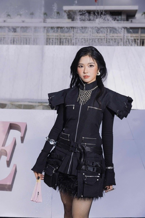 Theo Vietnamnet, bố Suni Hạ Linh là nguyên Hiệu trưởng Trường Múa TPHCM, NSND Ngô Đặng Cường, mẹ và chị gái nữ ca sĩ đều từng là nghệ sĩ múa. Ảnh: FB Suni Hạ Linh.