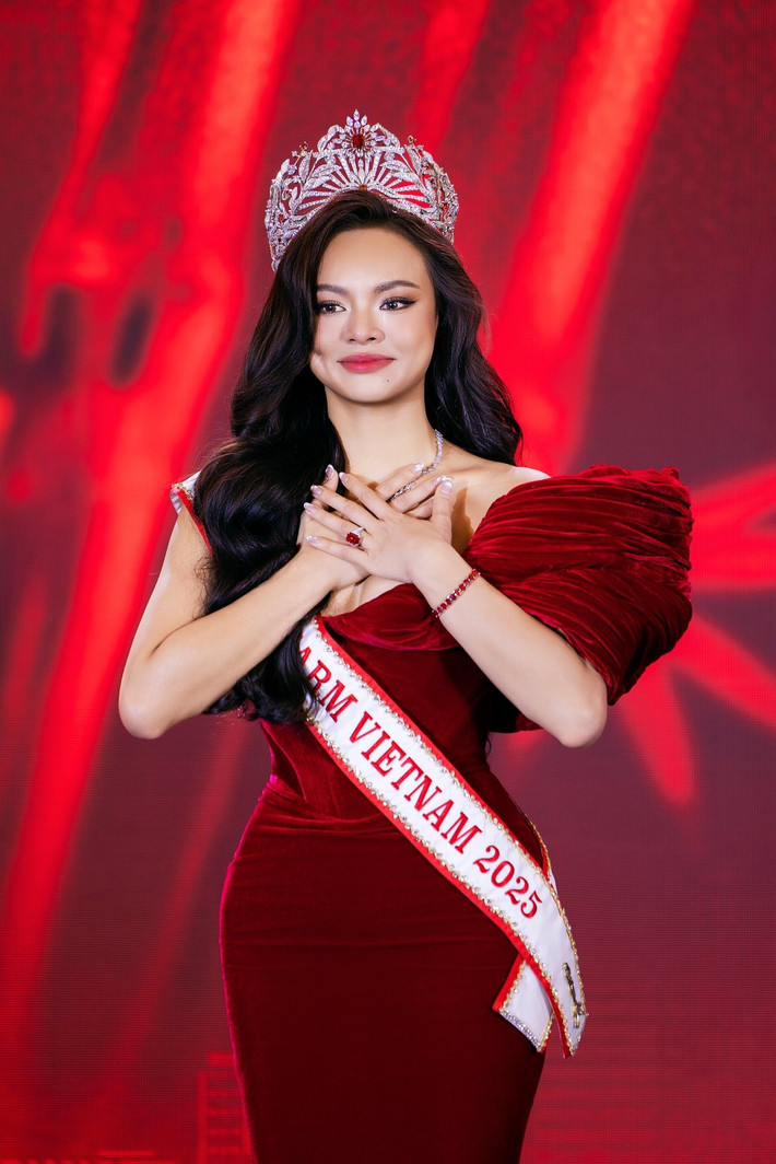 Bà Thúy Nga nói thêm, ngày 27 và 28/11 dành cho việc đón tiếp thí sinh. Ngày 30/11 các hoạt động chính thức mới diễn ra, bắt đầu chấm điểm thí sinh. Vì thế, việc của Mai Ngô cũng như việc thí sinh đến muộn đều không ảnh hưởng kết quả. Ảnh: FB Mai Ngô.