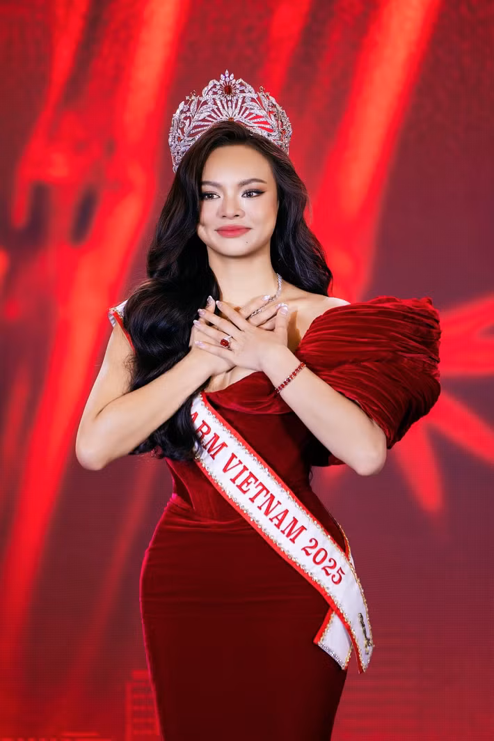 Bà Thúy Nga nói thêm, ngày 27 và 28/11 dành cho việc đón tiếp thí sinh. Ngày 30/11 các hoạt động chính thức mới diễn ra, bắt đầu chấm điểm thí sinh. Vì thế, việc của Mai Ngô cũng như việc thí sinh đến muộn đều không ảnh hưởng kết quả. Ảnh: FB Mai Ngô.