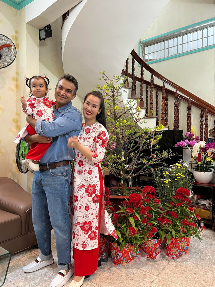 Chồng Võ Hạ Trâm phấn khởi khi được chụp hình với cây mai, cây đào, đi chúc Tết, cùng lên chùa thắp nhang.Ảnh: FB Võ Hạ Trâm.