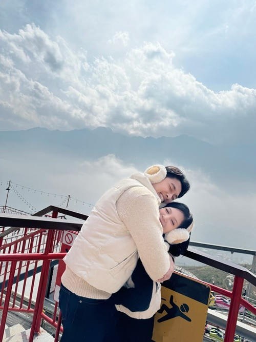 Đình Tú khoe ảnh tình tứ bên Ngọc Huyền. Anh viết: "Thời tiết hôm nay thật giống em. Mát mẻ, dễ chịu và sảng khoái". Ảnh: FB Đình Tú.