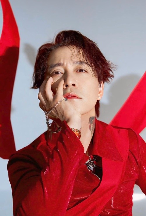 Vì không quen với không gian âm nhạc, Tuấn Hưng bối rối khi ra sân khấu nên đã xử lý khác đi so với lúc tập. Ảnh: FB Tuấn Hưng.