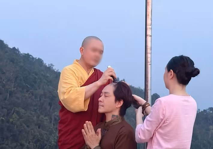 Nam ca sĩ cho biết, anh sẽ ăn cháo trong 4 ngày. "1 tháng sẽ là mốc thời gian có thể phát âm thanh chuẩn", Tuấn Hưng chia sẻ. Ảnh: FB Tuấn Hưng.