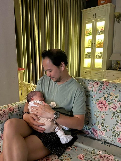 Đạo diễn Hoàng Duy khéo chăm sóc con nhỏ. “Công việc quen thuộc không lương của anh ấy sau 7 năm ạ”, Trang Nhung hài hước viết khi chia sẻ hình ảnh chồng bên con út. Ảnh: FB Trang Nhung.