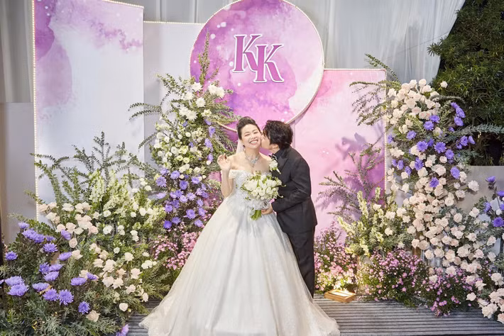 Đồng hành cùng Tuấn Khải hơn 20 năm, cả trong đời sống lẫn nghệ thuật, Lê Khánh luôn trân trọng tình thương và sự thấu hiểu của chồng. Tuấn Khải không chỉ quan tâm, chia sẻ những khó khăn trong công việc mà còn trực tiếp đóng góp ý kiến cho rất nhiều vai diễn của cô. Ảnh: FB Tuấn Khải.