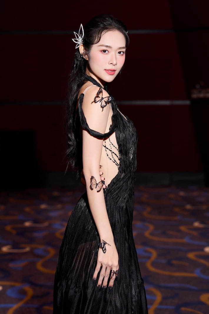 Diệp Bảo Ngọc chia sẻ trên VOV, cô thường xuyên xem phim và tự học hỏi từ diễn xuất ánh mắt, thần thái, gương mặt của đồng nghiệp để tự nâng cao bản thân. Ảnh: FB Diệp Bảo Ngọc.