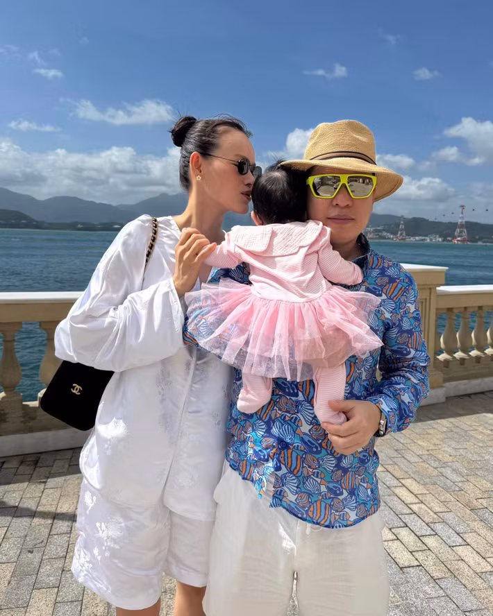 Từ ngày có con, vợ chồng Tuyết Lan luôn lên kế hoạch đi chơi vào cuối tuần. "Vi vu cùng nhau để thấy hạnh phúc gia đình nâng lên một mức độ rất khác", Tuyết Lan trải lòng.