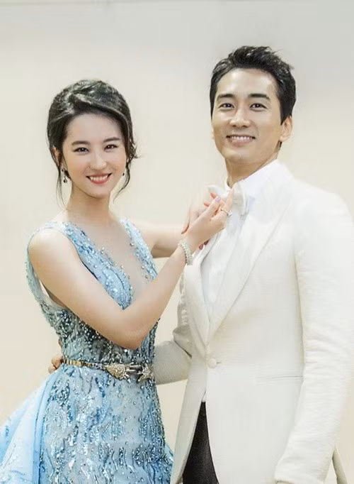 Tháng 1/2018, Song Seung Hun - Lưu Diệc Phi chia tay. Chia sẻ với TVReport, đại diện Song Seung Hun cho biết, cặp đôi đều bận rộn với công việc. Việc không thể gặp nhau khiến cả hai ngày càng xa cách. Ảnh: Vietnamnet.