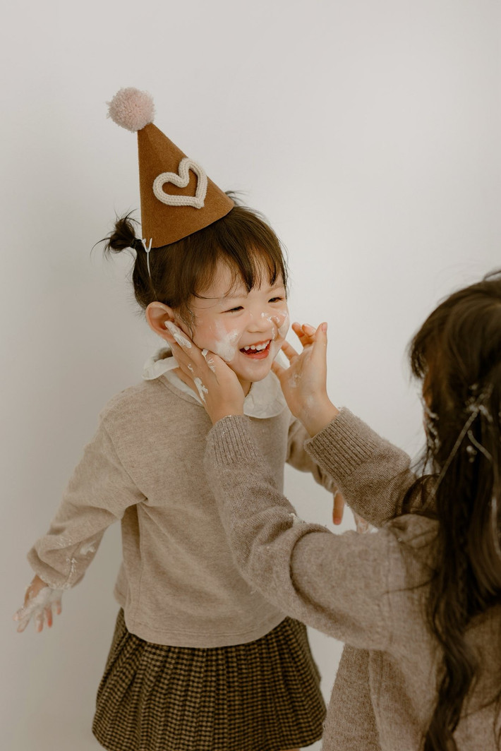 Gương mặt phúng phính cùng nụ cười ngọt ngào của bé Boni 'đốn tim' người đối diện. Ảnh: FB Trương Mỹ Nhân.