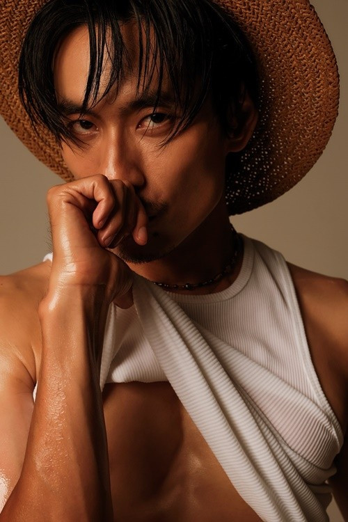 Trong bộ ảnh mới, nam diễn viên khoe thân hình săn chắc với cơ bụng sáu múi và làn da rám nắng bóng khỏe. Ảnh: FB Kiều Minh Tuấn.