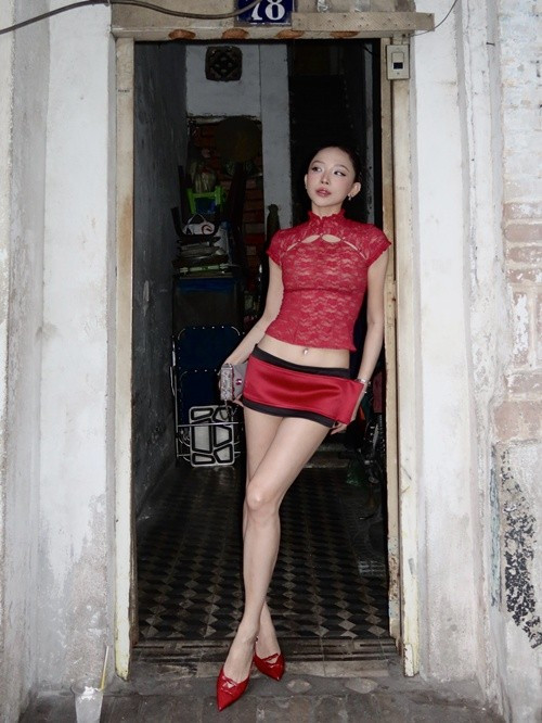 Trong trang phục áo ren đỏ phối chân váy ngắn đồng điệu, Tóc Tiên giữ thần thái lạnh, ánh nhìn xa xăm - một hình ảnh của một người phụ nữ được cho là đã đi qua nhiều cung bậc cảm xúc.