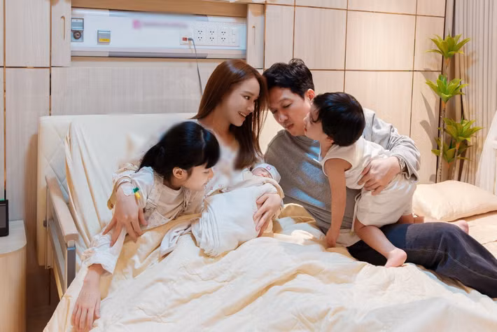 Trường Giang không thể ở bên cạnh vợ con vì lịch trình công việc. Anh viết: "Thôi thì thương ba, cho ba xin phép trọn vẹn lại với ân tình mà khán giả đã dành cho ba. Cho ba hết mình với tất cả những gì mà tâm ba đã mong ước". Ảnh: FB Nhã Phương.