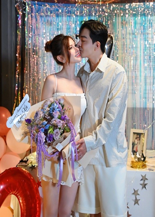 Thu Thủy dành lời ngọt ngào cho chồng: "7 năm qua chúng ta bên nhau, đã cùng nắm tay nhau trải qua rất nhiều chuyện hạnh phúc vui buồn có, khó khăn, thử thách và cả thị phi cũng có. Chúng ta đã vì nhau, bao dung, chia sẻ và hy sinh cho nhau. Bà xã cảm ơn ông xã nhiều lắm vì đã cùng nhau và vì nhau mãi mãi ông xã yêu nhé.Yêu ông xã nhiều". Ảnh: FB Thu Thủy.