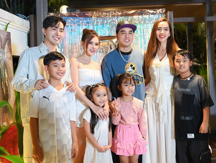 Hai gia đình Thu Thủy và Ưng Hoàng Phúc có mối quan hệ thân thiết nhiều năm qua. Ảnh: FB Thu Thủy.