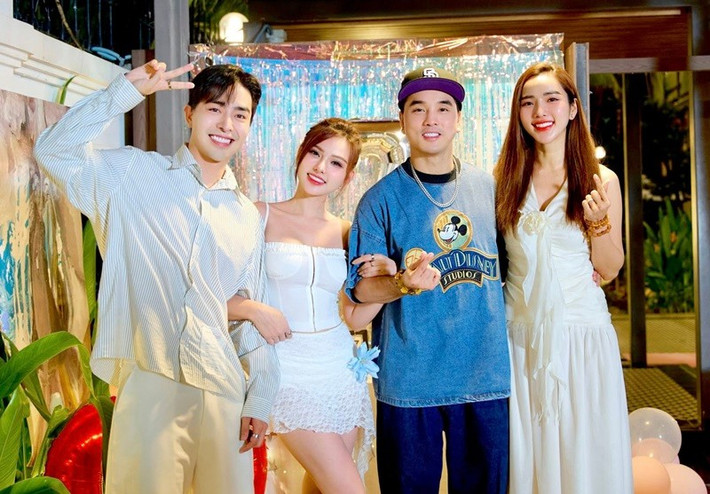 "Quá hạnh phúc vì ngày đặc biệt của vợ chồng Kin và Thủy có sự góp mặt của gia đình anh trai Ưng Hoàng Phúc, em gái Võ Kim Cương và 2 con Quốc Minh và Minh Hà đến chung vui", Thu Thủy chia sẻ. Ảnh: FB Thu Thủy.