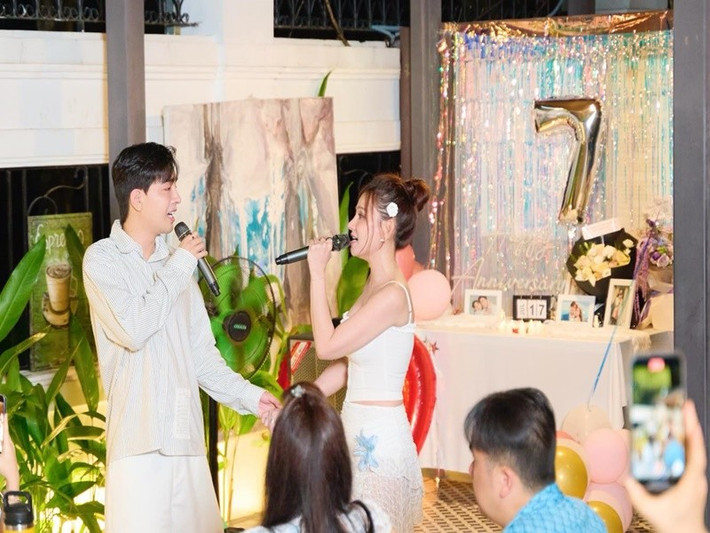 Trong tiệc mừng ngày cưới, Thu Thủy và Kin Nguyễn song ca, dành cho nhau nhiều cử chỉ tình tứ. Ảnh: FB Thu Thủy.