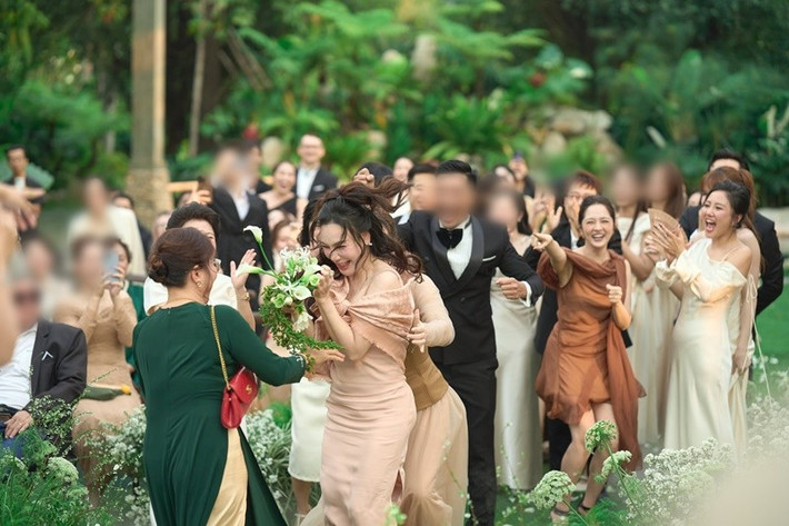 Hồ Quỳnh Hương lên xe hoa sau 3 tháng bắt được hoa cưới. Ảnh: Tiền Phong.