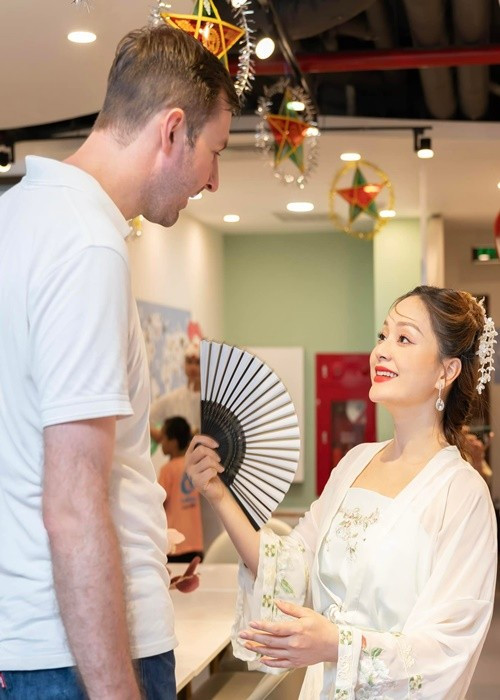 Lan Phương dành cho David Duffy nhiều lời ngọt ngào. "Anh xã của ai đó", nữ diễn viên chú thích cho khoảnh khắc trò chuyện cùng chồng. Ảnh: FB Lan Phương.