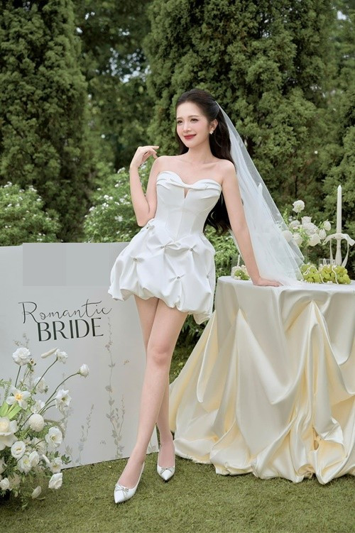 Nữ diễn viên phim Cha tôi, người ở lại gợi cảm trong chiếc váy cưới cúp ngực. Ảnh: FB Ngọc Huyền.