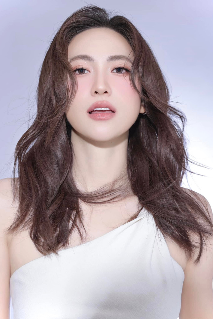 Lối trang điểm nhẹ nhàng, tông màu tự nhiên giúp Phương Anh Đào tôn lên vẻ đẹp trong trẻo, thuần khiết.