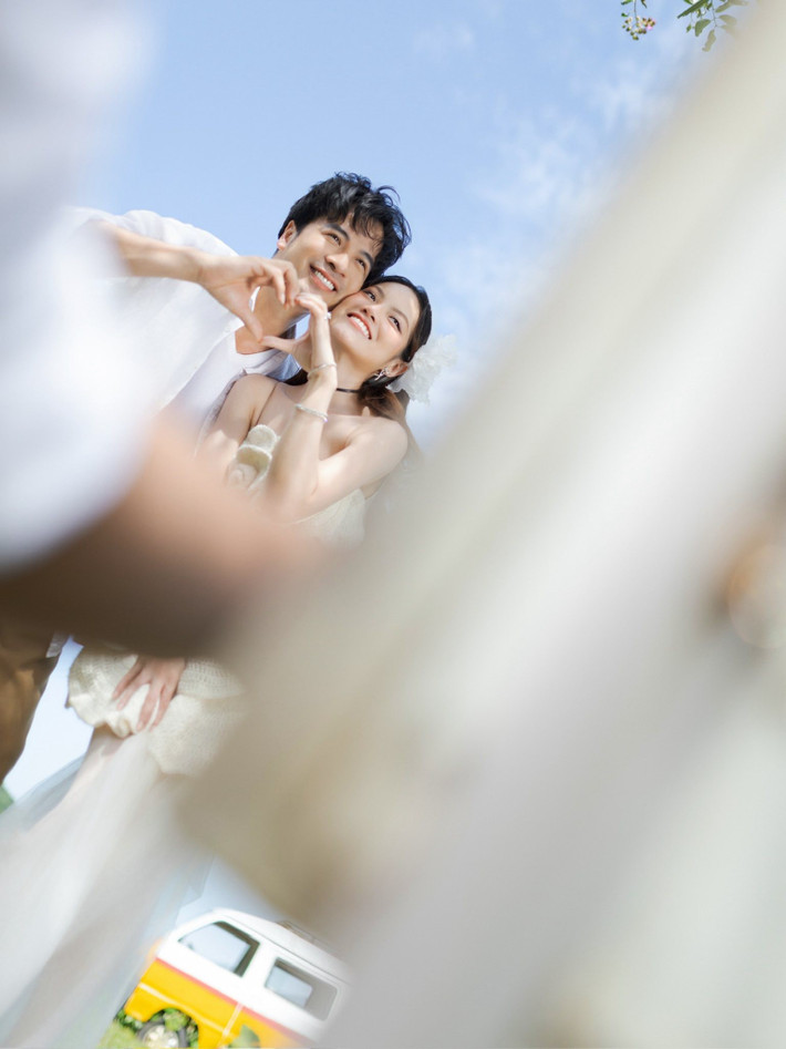 Chia sẻ bộ ảnh, Sunny Đan Ngọc hài hước viết: "Sáng nay tỉnh dậy đọc được 1 bài viết rằng từ “chú” nay đã thành “chú rể". Thấy “chú” này nhìn hiền vậy mà chơi lớn thiệt chứ'". Ảnh: FB Sunny Đan Ngọc.