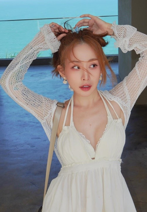 Nữ ca sĩ sinh năm 1993 từng phủ nhận phẫu thuật thẩm mỹ gương mặt. Ảnh: FB Du Uyên.