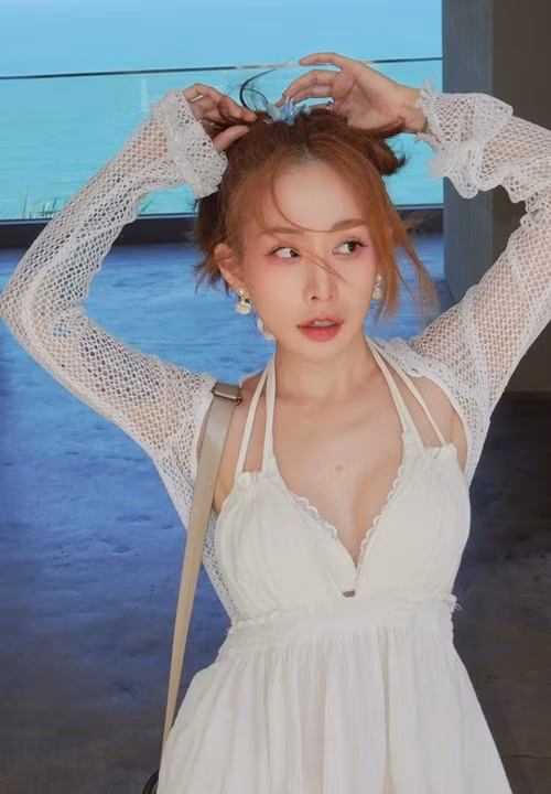 Nữ ca sĩ sinh năm 1993 từng phủ nhận phẫu thuật thẩm mỹ gương mặt. Ảnh: FB Du Uyên.